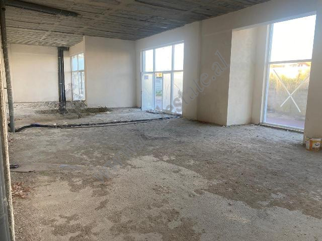 Commercial space for rent in Artan Lenja street at Ish Fusha Aviacionit area in Tirana.
The space i